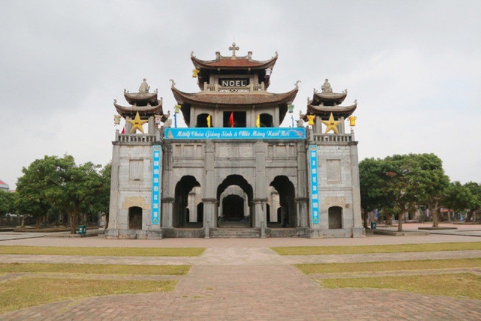 Nhà thờ đá Phát Diệm là công trình kiến trúc nổi tiếng ở Ninh Bình có trên 100 năm nay. Công trình có lối kiến trúc mang đậm chất đình chùa Việt Nam. Tại quần thể nhà thờ đá Phát Diệm, Phương Đình là công trình được xây dựng toàn bộ bằng đá xanh nguyên khối, được đục đẽo, trạm khắc rất tinh xảo. Chỉ làm thủ công, nhưng những khối đá khổng lồ đã được vận chuyển hàng chục km đến vùng biển Kim Sơn để làm ra công trình độc đáo này.