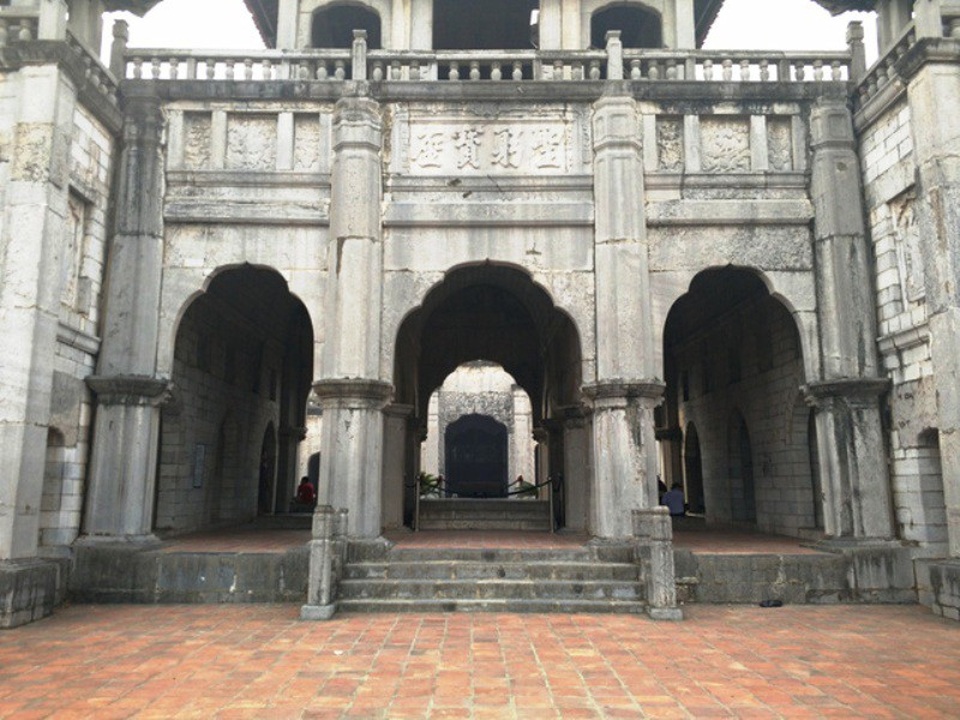 Mang đậm chất kiến trúc Việt, Phương Đình được xây dựng kiểu tam quan, có 3 cửa chính. Bên dưới phương đình được xây bằng đá, bên trên khung gỗ lợp ngói. Tồn tại trên 100 năm nay, Phương Đình của nhà thờ Phát Diệm như một biểu tượng cho vùng đất kinh đô công giáo Việt Nam. Đây cũng là điểm đến thu hút nhiều nhà khoa học, du khách quốc tế và trong nước đến nghiêm cứu, tham quan công trình độc đáo có 1 không 2 này ở Ninh Bình.