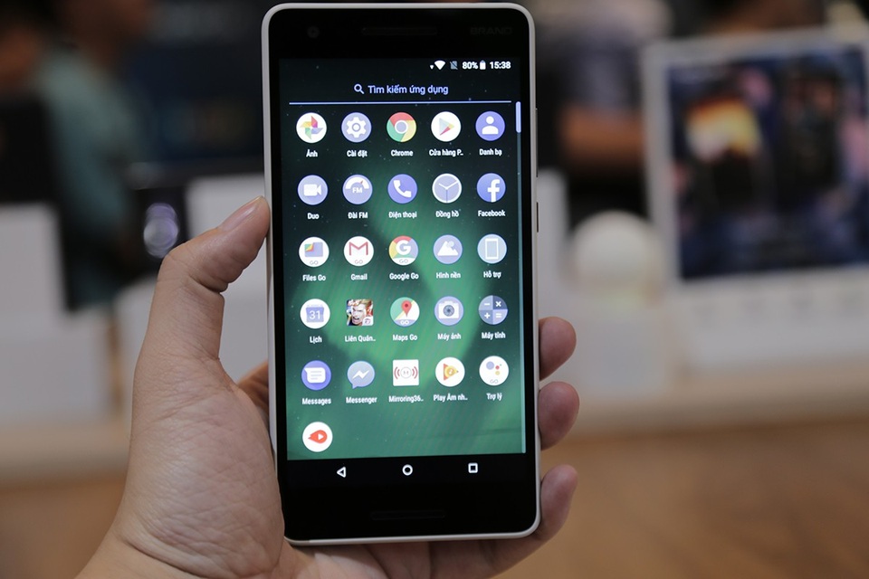 Ngoài ra, máy khởi chạy Android Oreo (Go Edition) mang đến nhiều ứng dụng từ Google được thiết kế chạy nhanh hơn cũng như tốn ít dữ liệu hơn. Google Go được tối ưu hóa để nhanh và mượt mà với các ứng dụng như tìm kiếm web, Google Maps, Go, YouTube Go và Trợ lý ảo Google cho Android (phiên bản Go)...