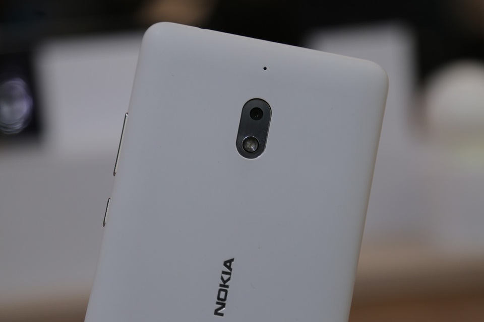 Hãng tích hợp cho máy hệ thống máy ảnh sau tự động lấy nét 13 MP và phía trước là camera với ống kính góc rộng.