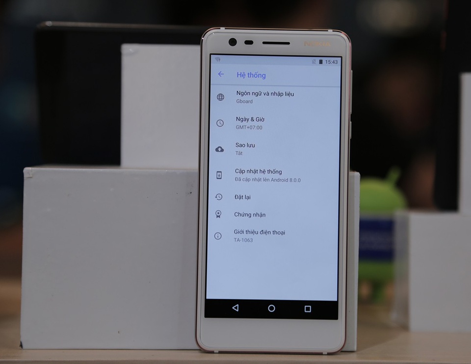 
Hệ điều hành Android One cập nhật các tính năng mới nhất của Google như Trợ lý ảo Google và Google Photos với dung lượng ảnh chất lượng cao không giới hạn. Người dùng còn có thêm Google Lens, khả năng đa nhiệm trong tính năng Ảnh-trong-ảnh (picture-in-picture), ứng dụng Android Instant.
