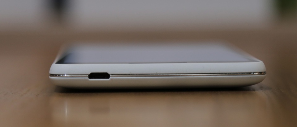 Hướng đến phân khúc phổ thông nhưng Nokia trang bị cho máy cấu hình và thiết kế khá tốt. Hãng sử dụng khung máy được a-no-dai hóa và mặt kính trước được vát cong kết hợp cùng viền kim loạI với hai đường cắt kim cương khá đẹp.