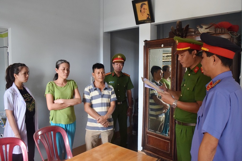 “Nữ quái” làng quê lừa 8 nạn nhân hơn 11 tỷ đồng - 2 Công an tỉnh Thừa Thiên Huế đọc lệnh bắt khẩn cấp đối tượng Nguyễn Thị Băng Tâm vì hành vi lừa đảo chiếm đoạt tài sản (ảnh: Công an tỉnh Thừa Thiên Huế cung cấp)