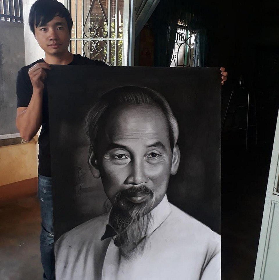 Thanh Lâm bên bức tranh vẽ Bác