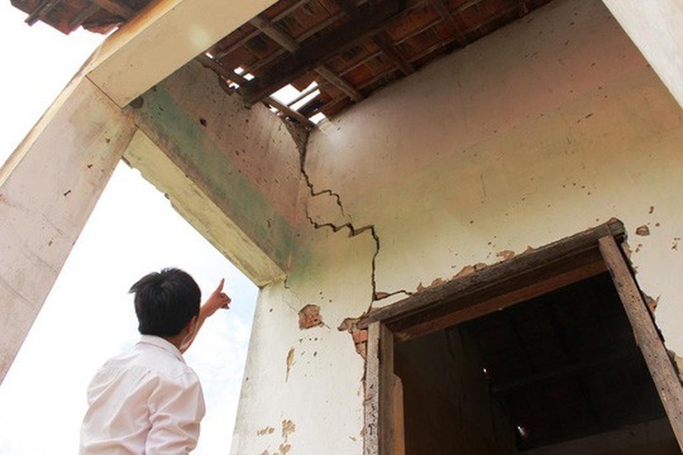Sống cùng Thiên lôi: Giải mã ngôi làng "trời đánh" - 1 Khu nhà của hợp tác xã tại thôn Tân Hiệp, xã Ninh Thượng, thị xã Ninh Hòa, tỉnh Khánh Hòa bị sét đánh nứt toác Ảnh: KỲ NAM
