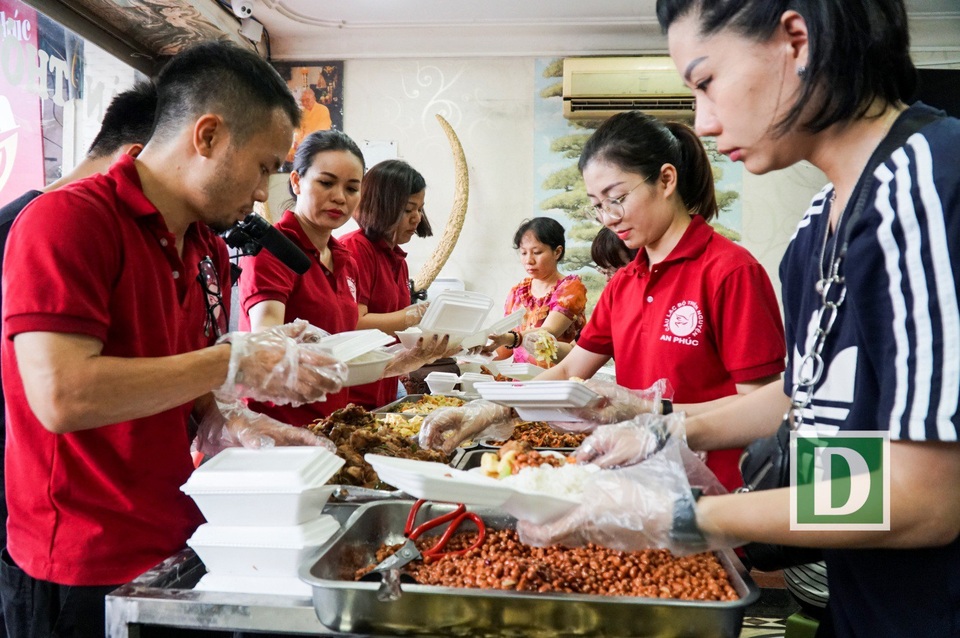 
Quán cơm 2.000 đồng mới hoạt động trên đường Giải Phóng (Đống Đa, Hà Nội) do một câu lạc bộ thiện nguyện tổ chức. Các thành viên của câu lạc bộ này cũng là những người phục vụ tại quán.
