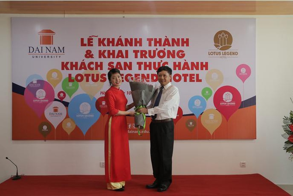 Trường Đại học đầu tiên mở khách sạn 3 sao dành cho sinh viên thực hành - 3
Nguyễn Thị Hằng – Sinh viên năm thứ 3 của Khoa Du lịch tặng hoa Ban lãnh đạo nhà trường
