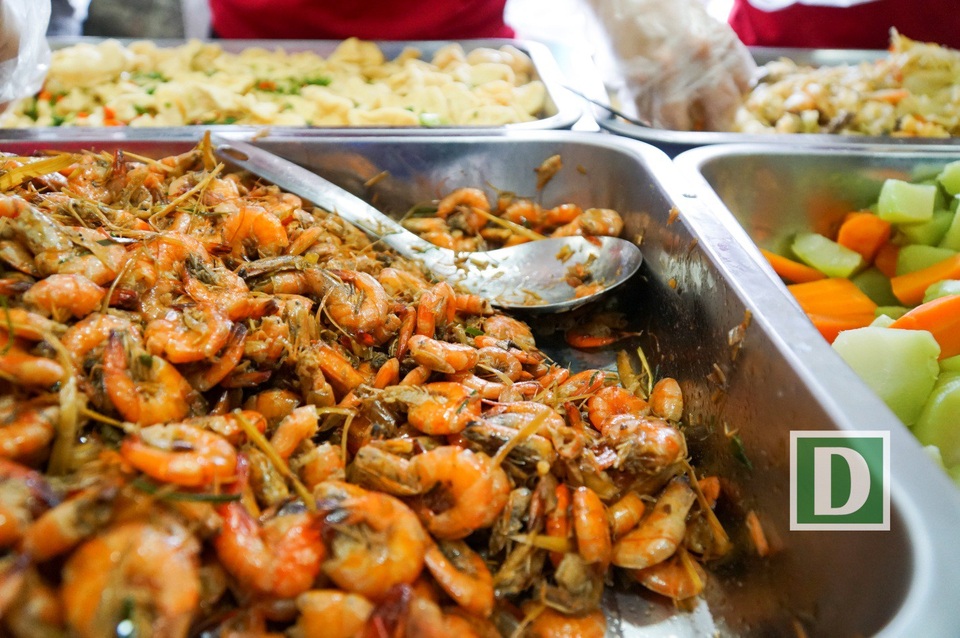 
Quán phục vụ các suất ăn với giá 2.000 đồng, mục đích giúp đỡ những người có hoàn cảnh khó khăn trong xã hội.
