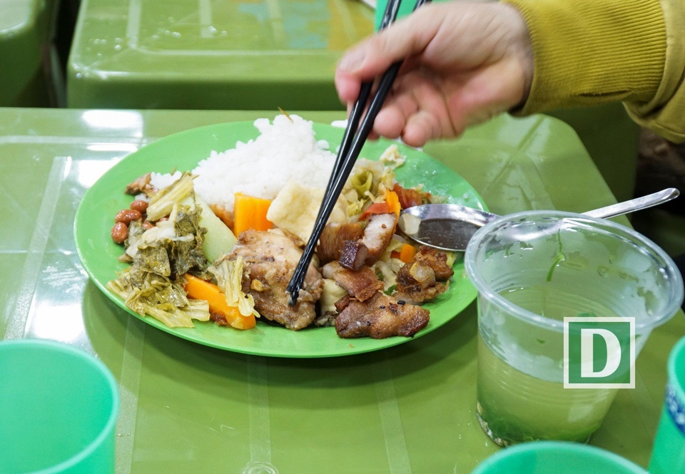 
Thức ăn được chuẩn bị khá đa dạng, hình thức giống như các quán cơm bình dân thông thường. Hiện quán mới chỉ phục vụ bữa trưa ngày thứ 7 hàng tuần và dự kiến sẽ mở thêm vào ngày Chủ nhật.
