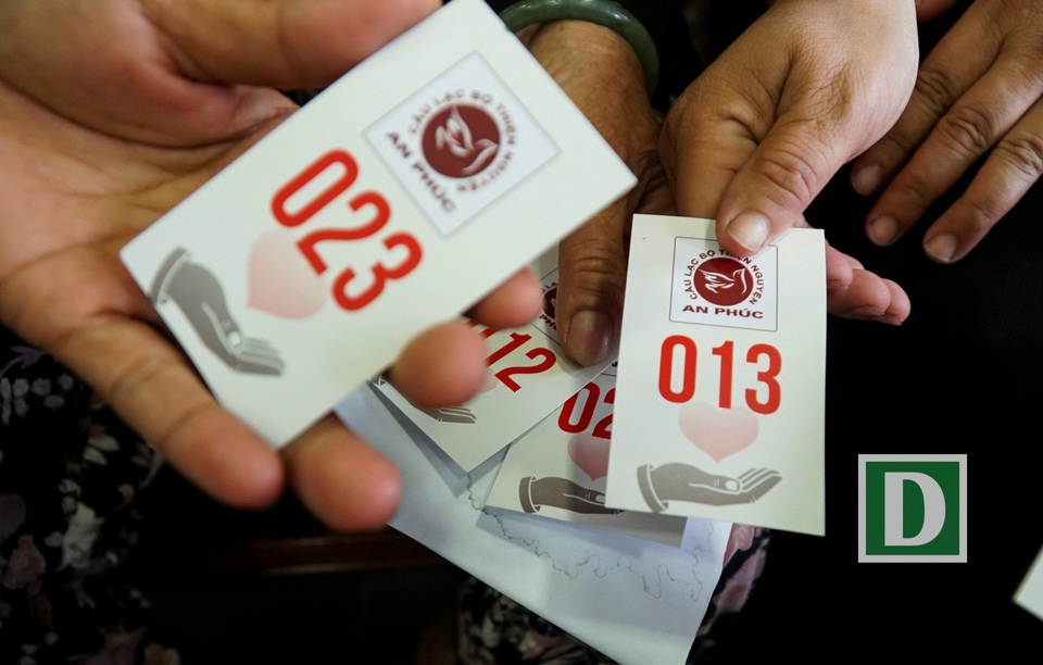 
Mỗi người khi vào quán cơm sẽ được các tình nguyện viên phát phiếu mua cơm, cũng là số thứ tự xếp hàng.
