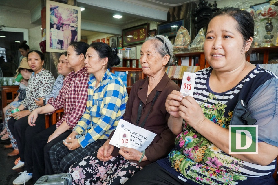 
Nhiều người nhà bệnh nhân đang điều trị tại bệnh viện Bạch Mai gần đó đã vào quán mua cơm.
