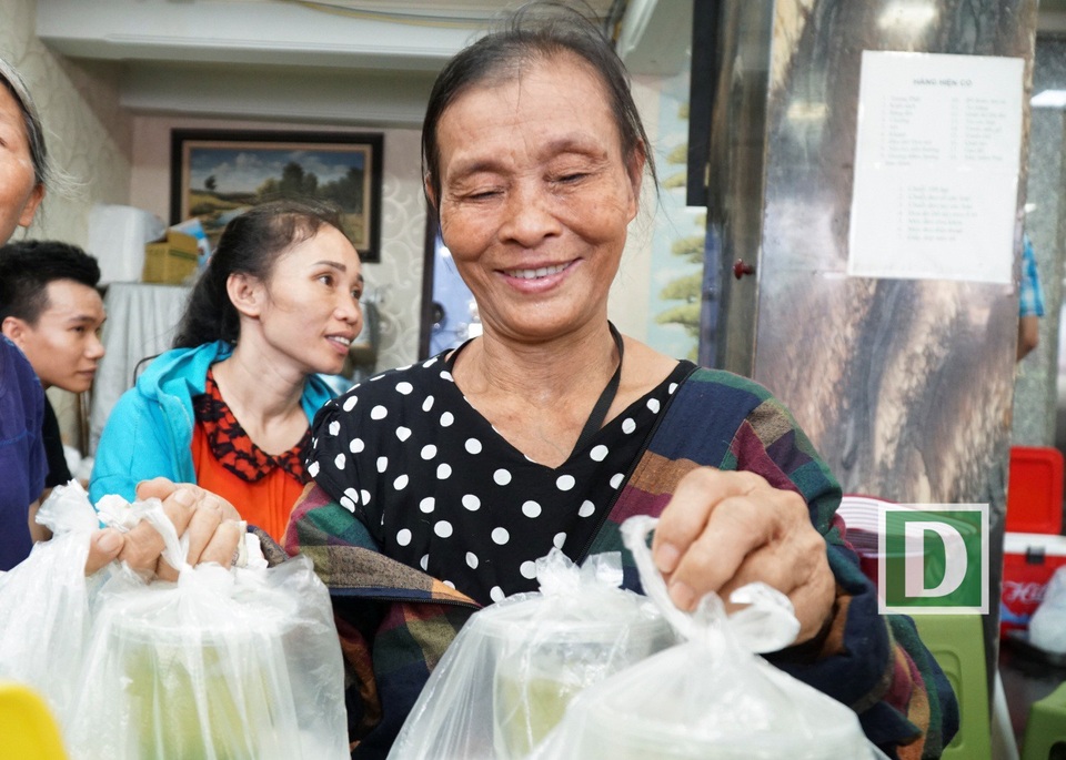 
Vẻ mặt vui vẻ của một người mua được cơm tại quán.
