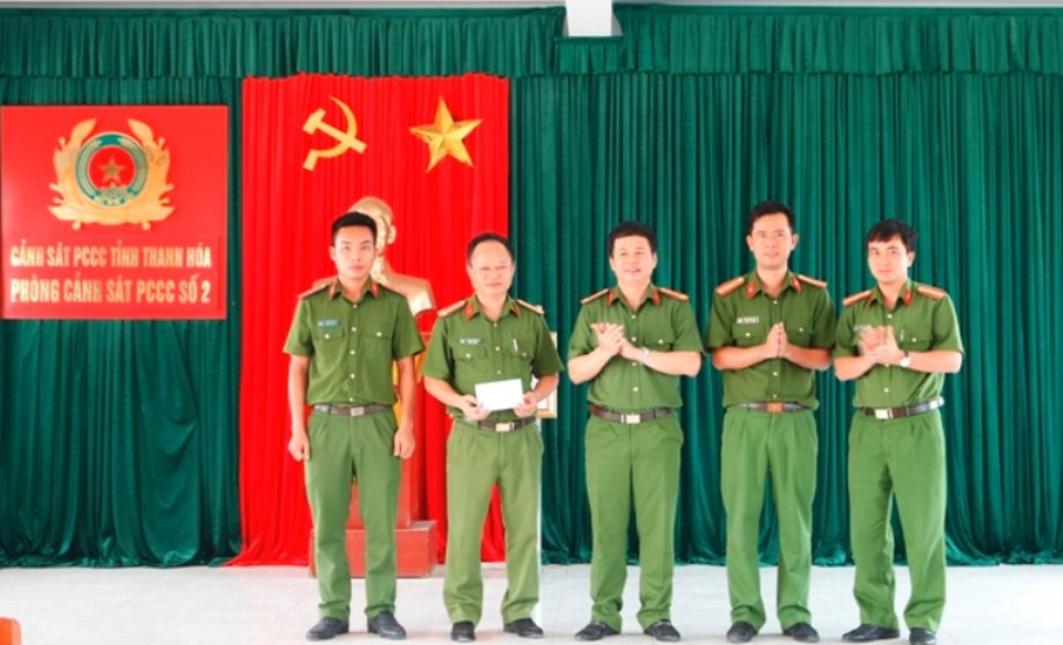 Vụ 4 người đuối nước được cứu sống: Tìm thấy thi thể người thứ 5 - 2
Lãnh đạo Cảnh sát PCCC tỉnh Thanh Hóa thưởng nóng cho tập thể cán bộ, chiến sĩ Phòng Cảnh sát PCCC số 2