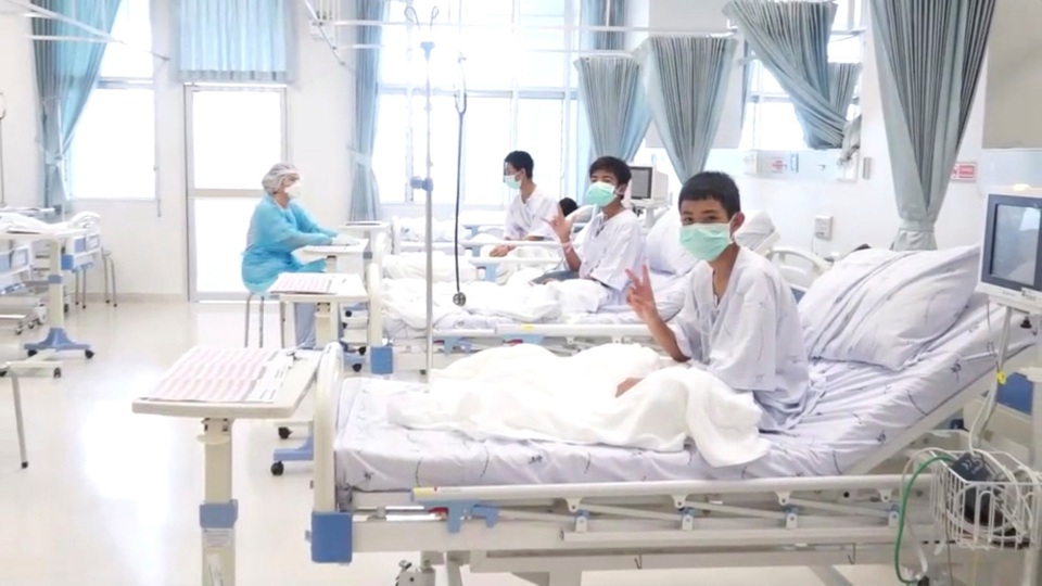 Sự nổi tiếng và “bẫy truyền thông” đối với đội bóng nhí Thái Lan - 2 Các cầu thủ nhí đang được chăm sóc trong bệnh viện tại Chiang Rai (Ảnh: Reuters)