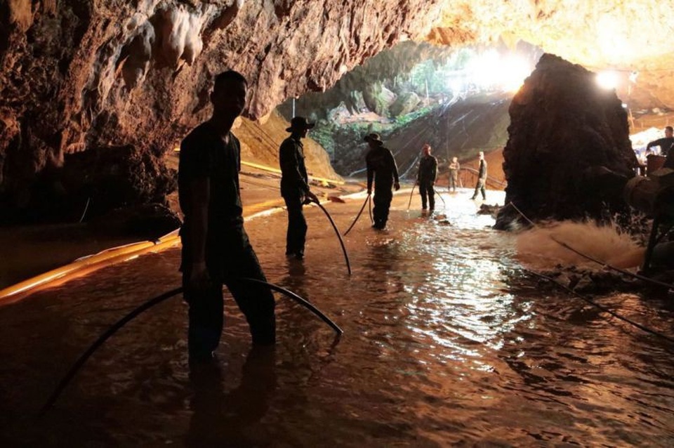 Những lần cuộc giải cứu đội bóng Thái Lan suýt thành thảm họa - 2
Hệ thống bơm bất ngờ trục trặc sau khi giải cứu thành công thành viên cuối cùng đội bóng khiến đội cứu hộ suýt mắc kẹt. (Ảnh: AFP)