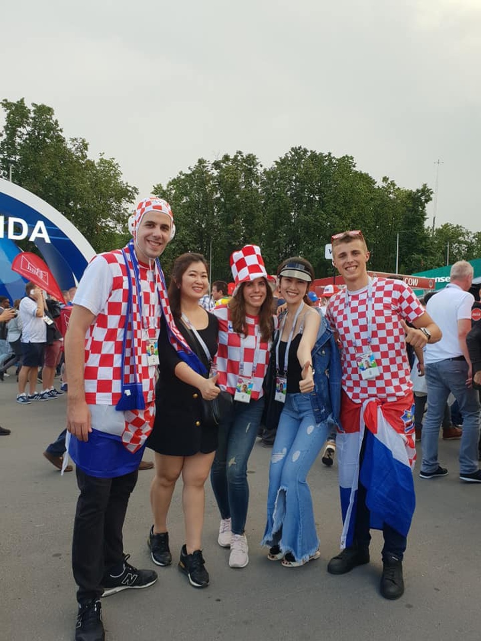 Siêu mẫu Thu Hằng chụp ảnh cùng các cổ động viên Croatia