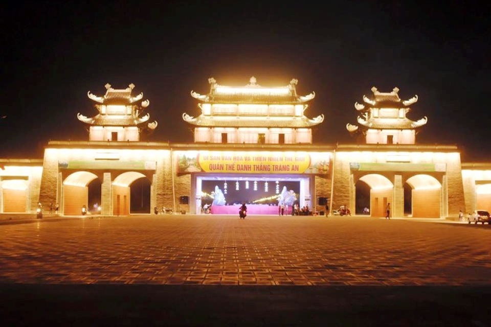 Cổng tam quan vào di sản Tràng An có 3 cửa chính với 3 lầu mái được xây dựng hình mái cong vút lợp ngói mang đậm chất dân tộc Việt. Cổng có 3 lối đi chính, của lớn chính giữa dành cho người đi bộ, cửa hai bên cho xe cơ giới lưu thông. Cổng được xây dựng trước khi quần thể danh thắng Tràng An được UNESCO ghi danh là di sản của nhân loại.