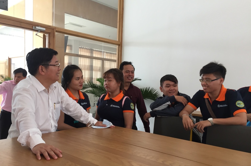 Trường ĐH Nông lâm TPHCM công bố điểm sàn năm 2018 - 1 TS Trần Đình Lý (bìa trái) trò chuyện cùng sinh viên trường ĐH Nông lâm TPHCM