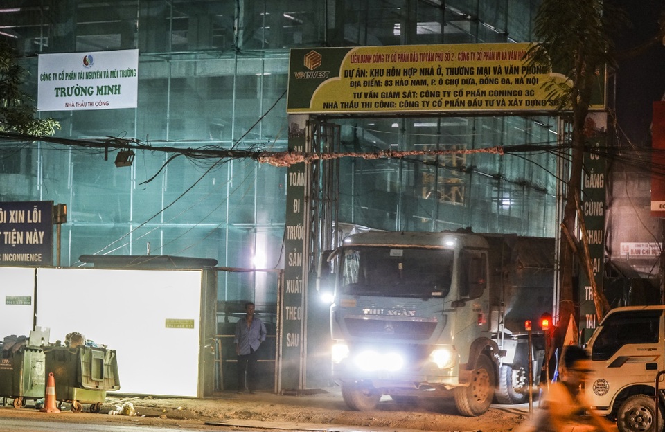 Bị bí mật theo dõi, CSGT Hà Nội khó xử lý xe quá tải chạy trong giờ cấm? - 1
PV đã ghi nhận được những chiếc xe hổ vồ liên tục ra vào công trình xây dựng tại số 83 Hào Nam (Ô Chợ Dừa, Đống Đa, Hà Nội).