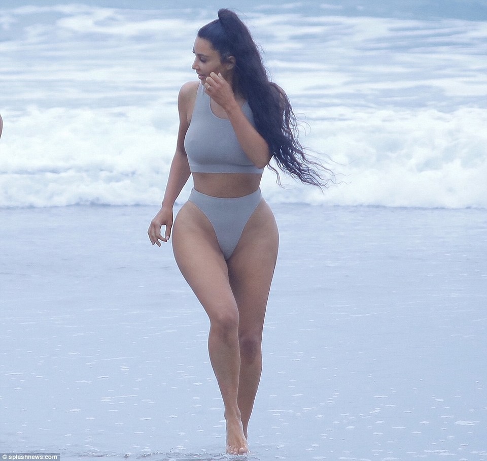 Đường cong nghẹt thở của Kim Kardashian - 1
Kim Kardashian xuất hiện nổi bật trên bãi biển ở Los Angeles, Mỹ ngày 12/7 vừa qua