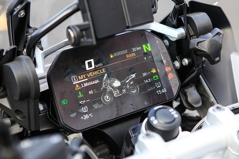 BMW R1200 GS 2018 khởi điểm từ 590 triệu đồng - 2 Bảng đồng hồ mới trên BMW R1200 GS