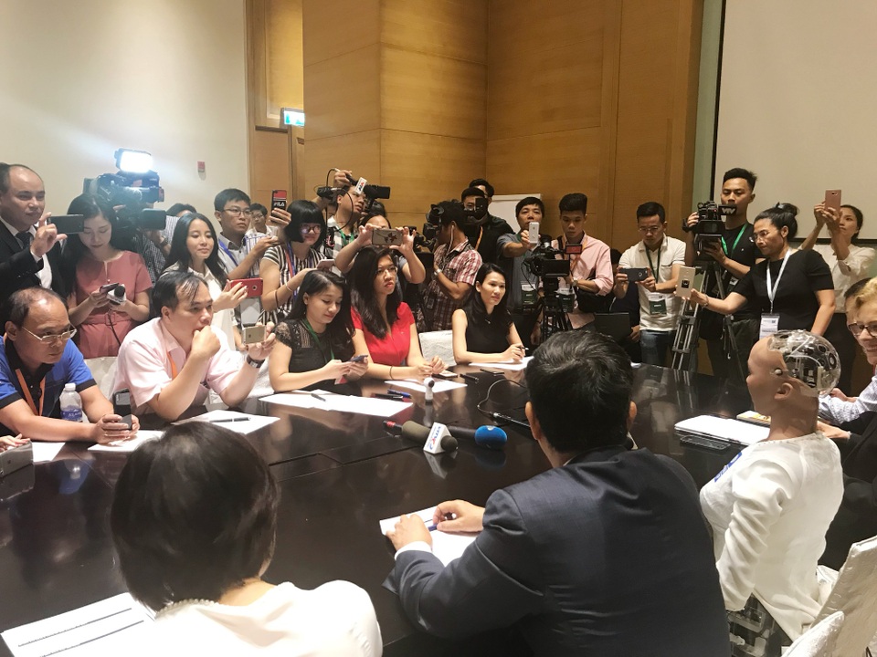 Sophia trong buổi họp báo với các đại diện từ cơ quan báo chí, thông tấn xã Việt Nam.