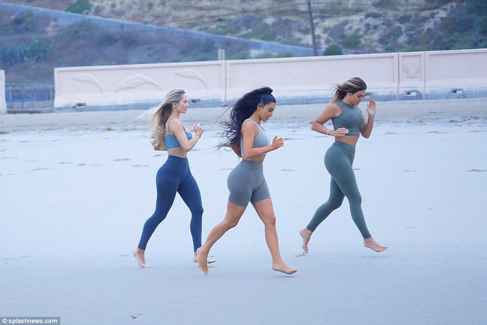 Đường cong nghẹt thở của Kim Kardashian - 5
Cô có phòng gym ngay tại biệt thự của mình