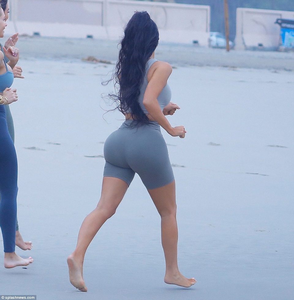 Đường cong nghẹt thở của Kim Kardashian - 8
Người đẹp 38 tuổi thường xuyên mặc đồ chồng thiết kế mỗi ngày để quảng cáo cho chồng mình.