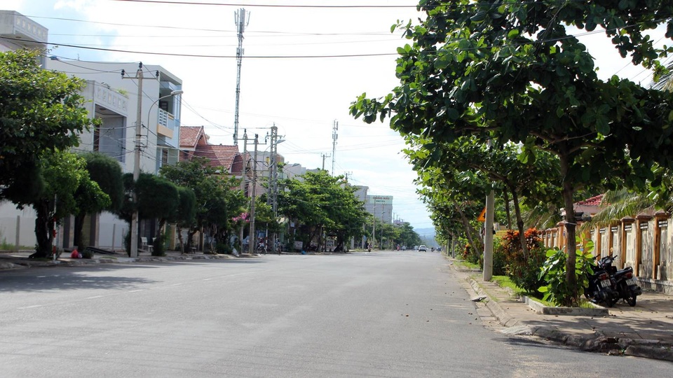 Chất vấn Giám đốc Sở về “sốt” đất và “đường dây chạy sổ đỏ” - 1 Một góc đường ven biển TP. Tuy Hòa, giá đất tăng gấp đôi so với thời điểm năm 2016.