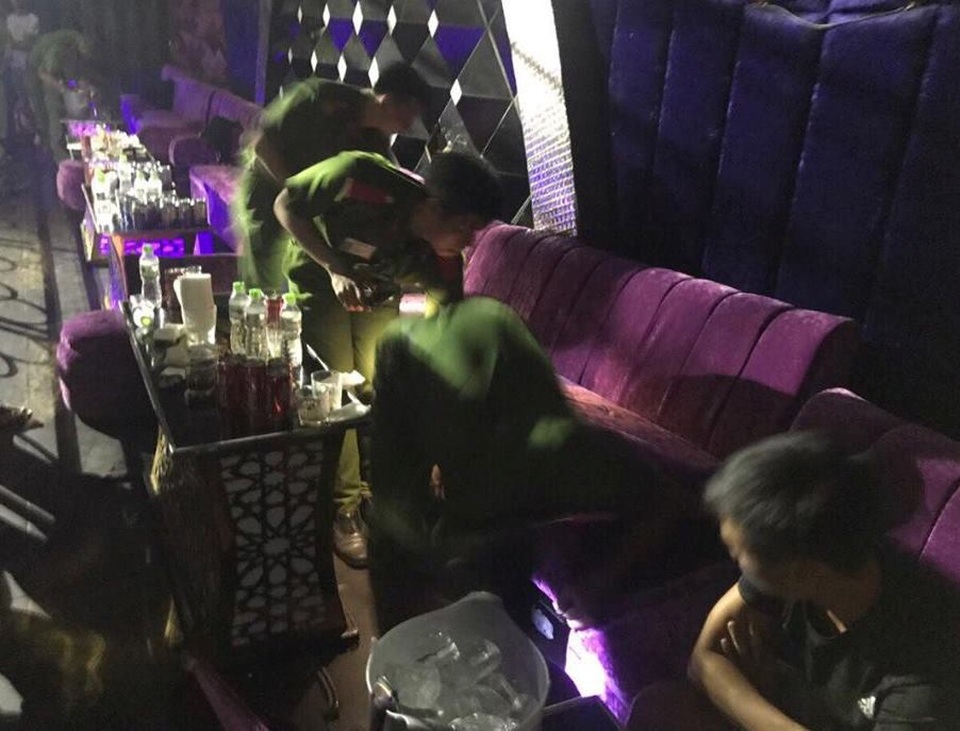 Lực lượng công an kiểm tra quán bar.