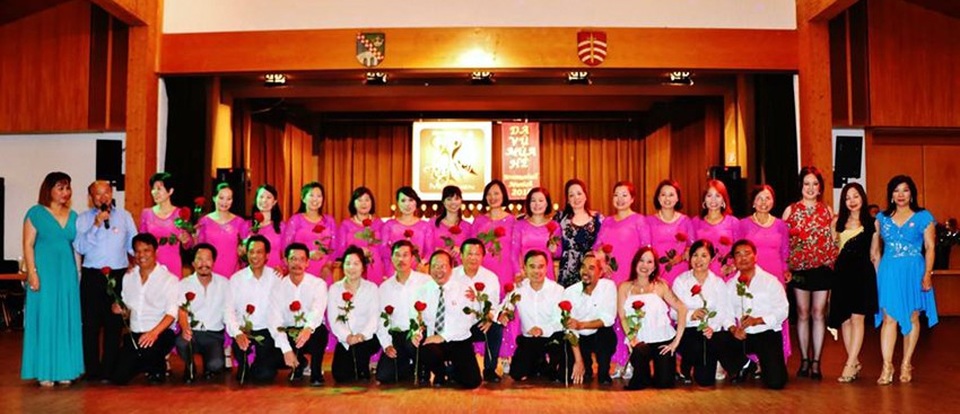 "Vũ điệu mùa hè" sôi động của người Việt tại Đức - 7
Ông Lê Văn Cát, hội trưởng câu lạc bộ TTM, tặng hoa cho các vũ công tham gia chương trình.