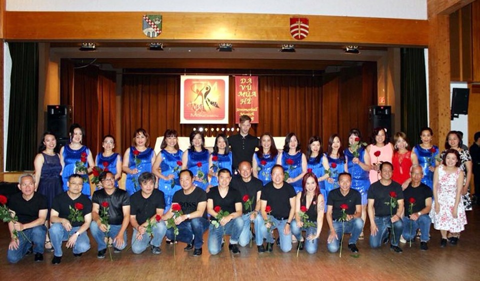 "Vũ điệu mùa hè" sôi động của người Việt tại Đức - 8 Kết thúc chương trình, các khán giả và vũ công đã cùng cháy hết mình trong phần nhảy tự do theo vũ điệu Disko Fox, khép lại đêm khiêu vũ thành công rực rỡ.
