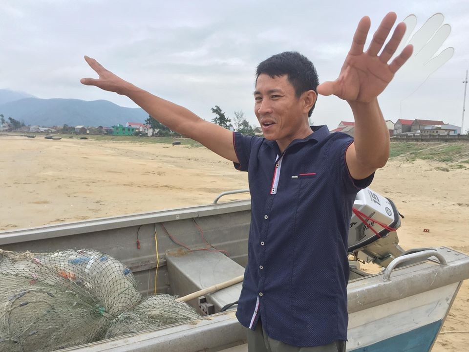 Ngư dân kể lại thời khắc phát hiện đàn cá khổng lồ - 1
Anh Bằng hào hứng kể lại giây phút vây bắt đàn cá