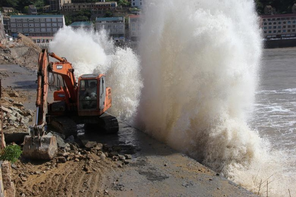 Siêu bão đổ bộ Trung Quốc, gây thiệt hại 82 triệu USD - 4 Bão đổ bộ khu vực Thai Châu, Chiết Giang.