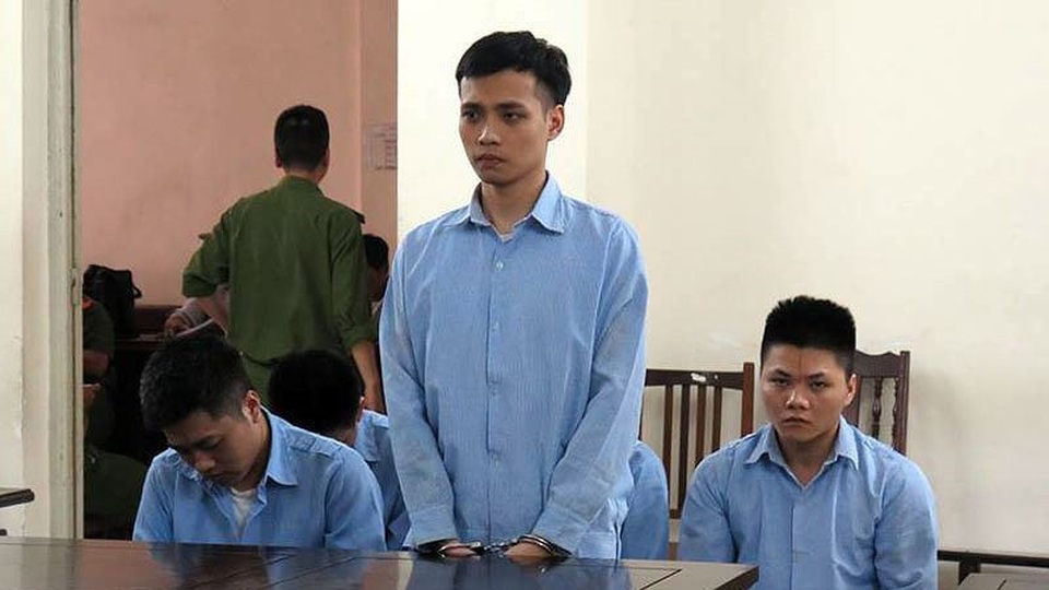 Dán cáo phó, mở nhạc đám hiếu để đòi nợ - 1
Các bị cáo tại tòa. (ảnh: Vietnamnet)