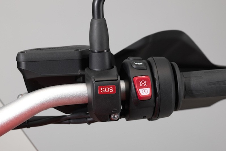 BMW R1200 GS 2018 khởi điểm từ 590 triệu đồng - 3 Nút kích hoạt cuộc gọi khẩn cấp trên phiên bản dành cho thị trường châu Âu