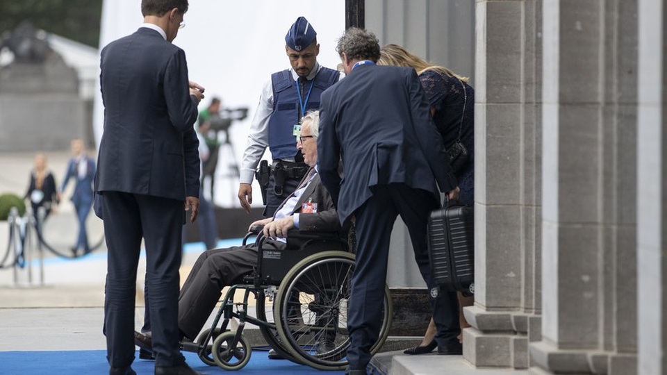 Ông Jean-Claude Juncker ngồi trên xe lăn (Ảnh: Getty)