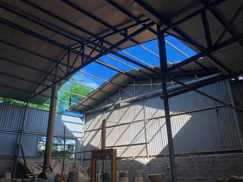 Hà Nam: Xưởng sản xuất đồ gỗ điêu đứng vì quyết định “mập mờ” của UBND xã? - 4 Một phần nhà xưởng của anh Tố tháo dỡ vì không muốn quanh co kéo dài sự việc