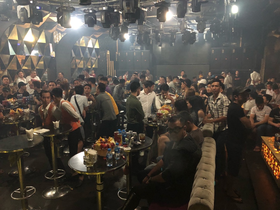 “Đột kích” bar Đông Kinh, đưa 176 người về trụ sở kiểm tra ma tuý - 2 Bên trong quán bar lúc công an kiểm tra