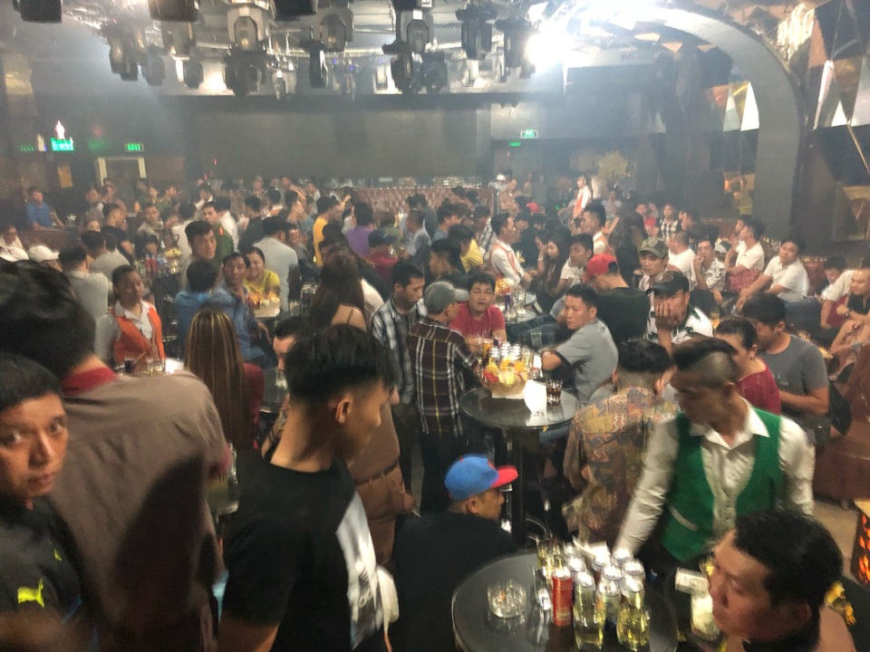 121 người dương tính với ma tuý trong quán bar Đông Kinh - 1 Bên trong quán bar lúc công an kiểm tra