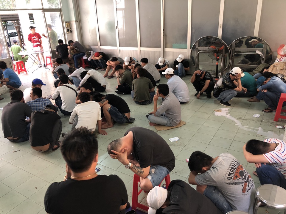 121 người dương tính với ma tuý trong quán bar Đông Kinh - 2 121 người dương tính với ma tuý trong quán bar Đông Kinh - 2