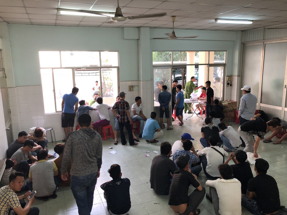 “Đột kích” bar Đông Kinh, đưa 176 người về trụ sở kiểm tra ma tuý - 3 “Đột kích” bar Đông Kinh, đưa 176 người về trụ sở kiểm tra ma tuý - 3