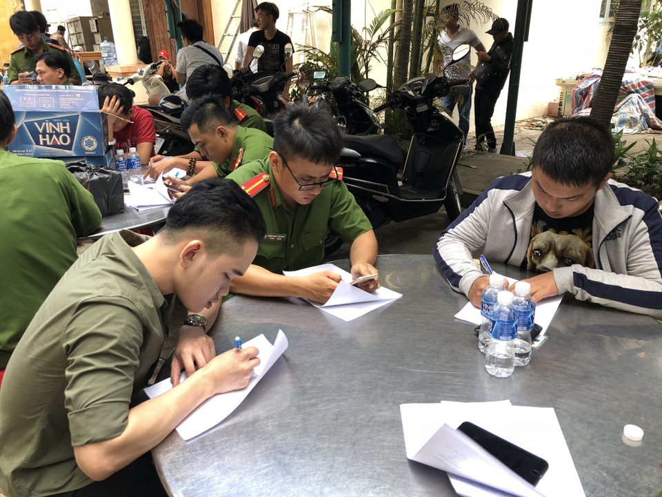 “Đột kích” bar Đông Kinh, đưa 176 người về trụ sở kiểm tra ma tuý - 7 Công an ghi biên bản lời khai các dân chơi