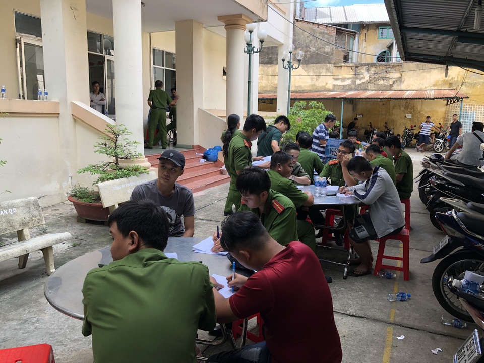 121 người dương tính với ma tuý trong quán bar Đông Kinh - 3 Công an kiểm tra ma túy từng người