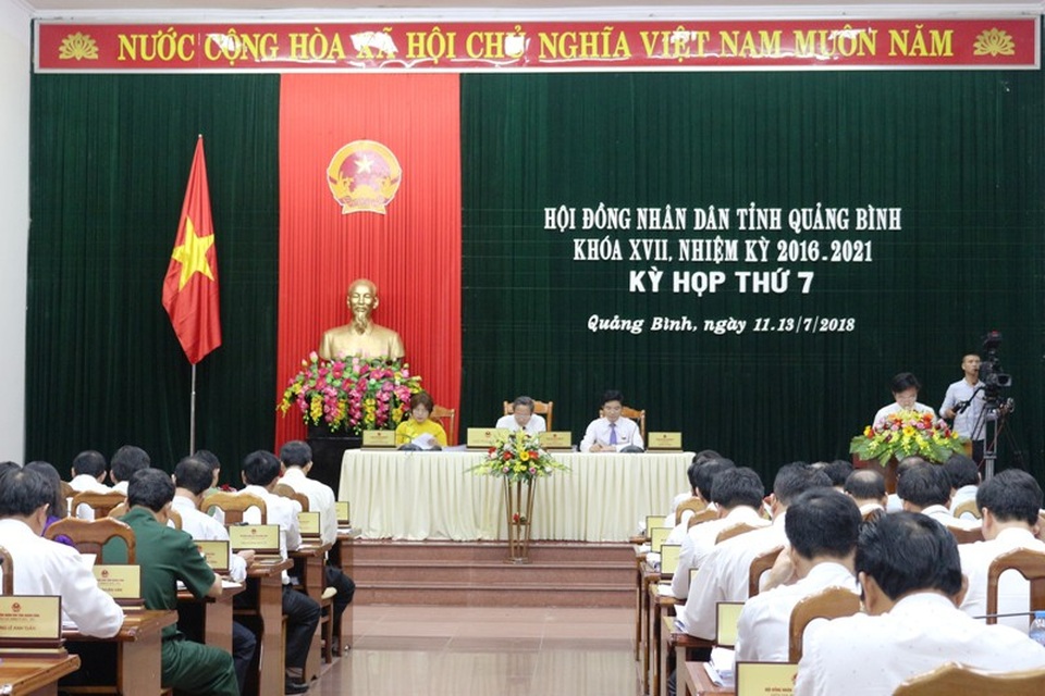 Đại biểu HĐND đề nghị điều tra vụ chủ tịch xã "ăn" tiền sổ đỏ của dân - 3
Tại kỳ họp thứ 7, HĐND tỉnh Quảng Bình, nhiều đại biểu đề nghị làm rõ dấu hiệu bỏ lọt tội phạm trong vụ án Nguyễn Ngọc Sơn, nguyên công chức địa chính xã Hoàn Trạch vừa bị xét xử về tội “Lạm dụng chức vụ quyền hạn chiếm đoạt tài sản”.