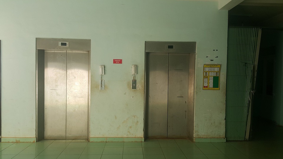 Chuyển công an vụ giám đốc bệnh viện bị tâm thần sau khi mắc sai phạm - 2 Hệ thống thang máy hư hỏng nhiều năm khiến bệnh nhân phải sử dụng thang bộ