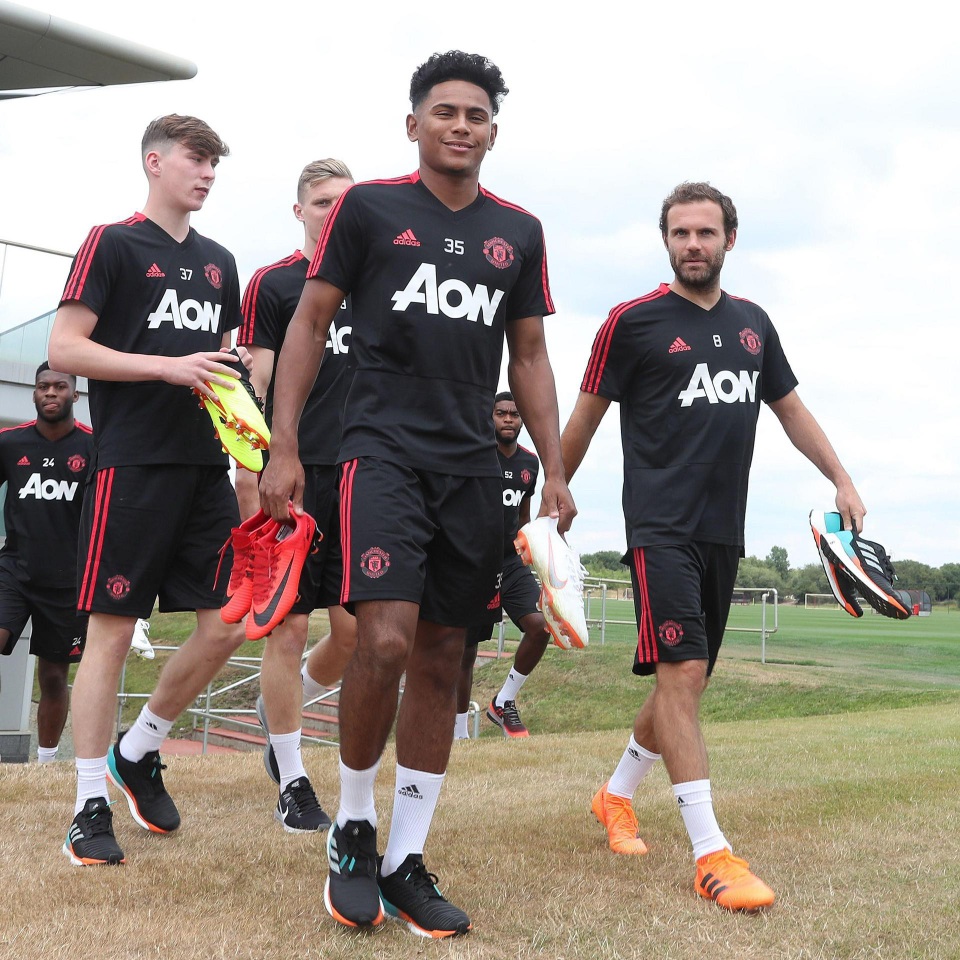 MU hội quân trở lại, tập luyện để chuẩn bị đi du đấu - 6
Tài năng trẻ Demetri Mitchell và Juan Mata cùng các đồng đội đi ra sân tập