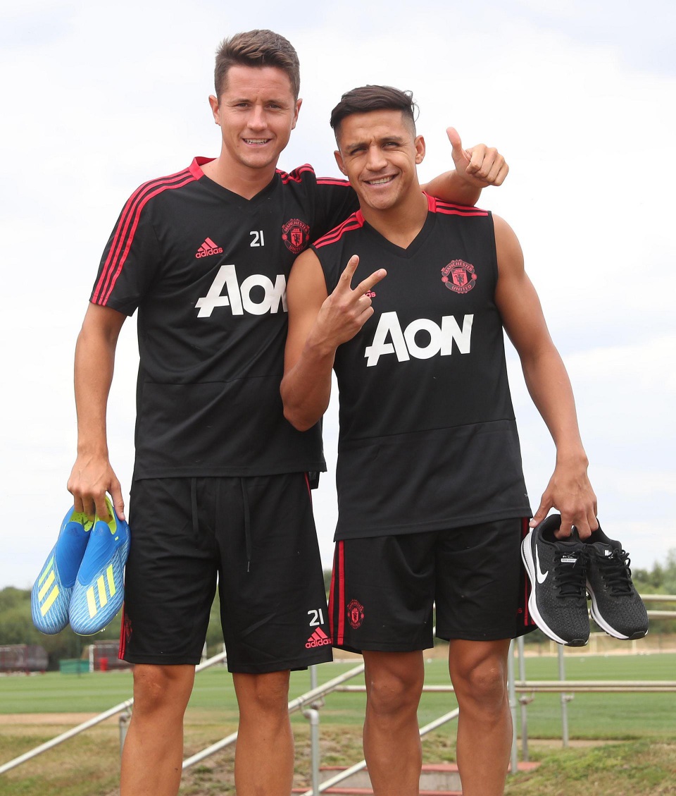 MU hội quân trở lại, tập luyện để chuẩn bị đi du đấu - 7
Cặp đôi Ander Herrera và Alexis Sanchez cười tươi tắn để chụp hình trước buổi tập đầu tiên