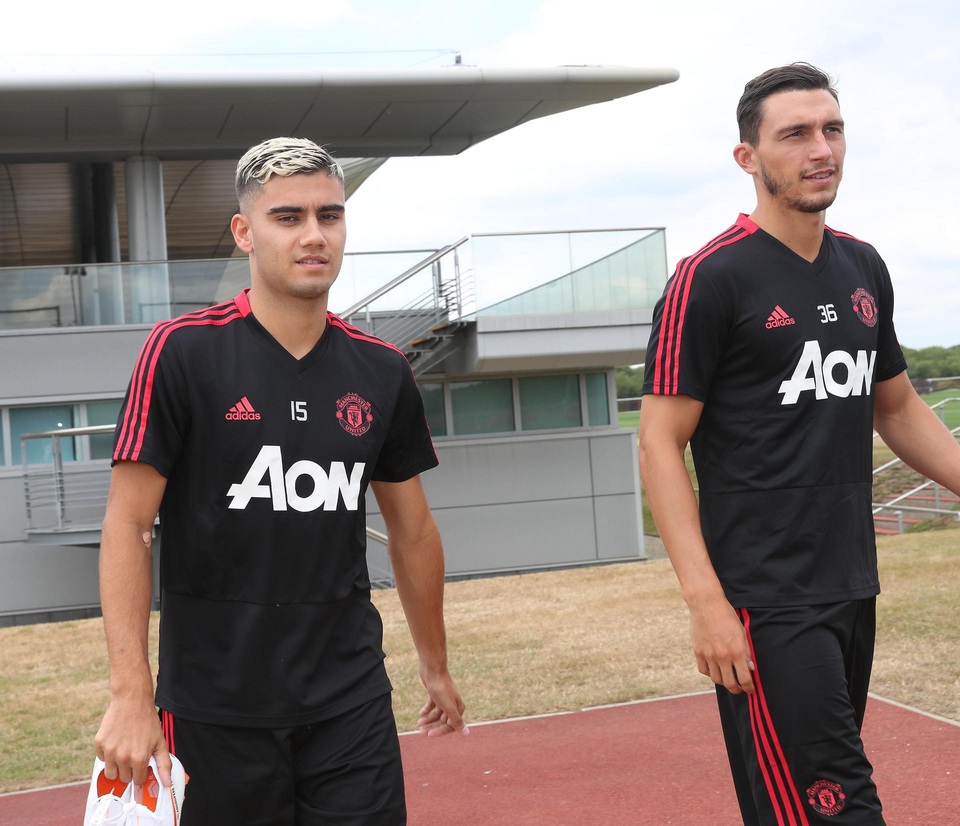 MU hội quân trở lại, tập luyện để chuẩn bị đi du đấu - 8
Andreas Pereira (trái) và Matteo Darmian (phải) hội quân cùng MU