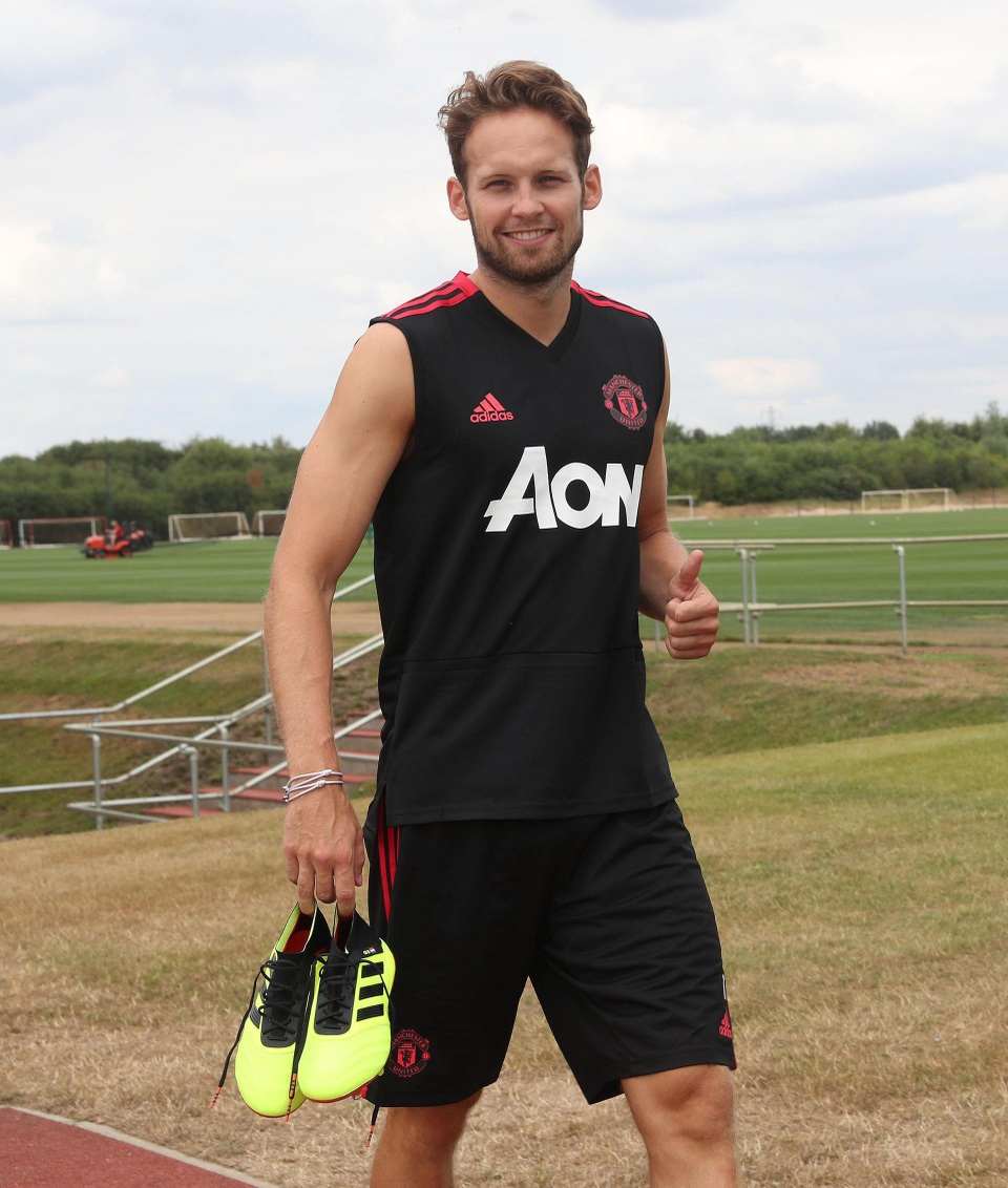MU hội quân trở lại, tập luyện để chuẩn bị đi du đấu - 9
Daley Blind vẫn tập trung cùng MU dù rằng có thông tin anh đang muốn ra đi